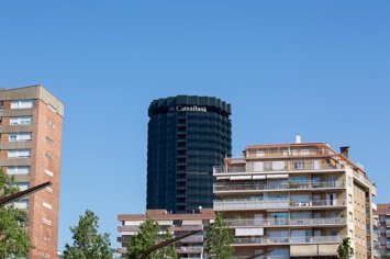 Archivo - Fachada de la sede de CaixaBank en la Avenida Diagonal de Barcelona.