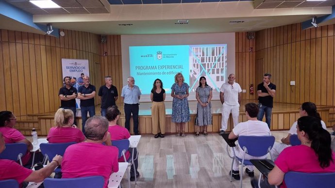 Archivo - La concejal de Gobierno Abierto, Promoción Económica y Empleo, Mercedes Bernabe, informa del Servicio de Empleo del Ayuntamiento de Murcia