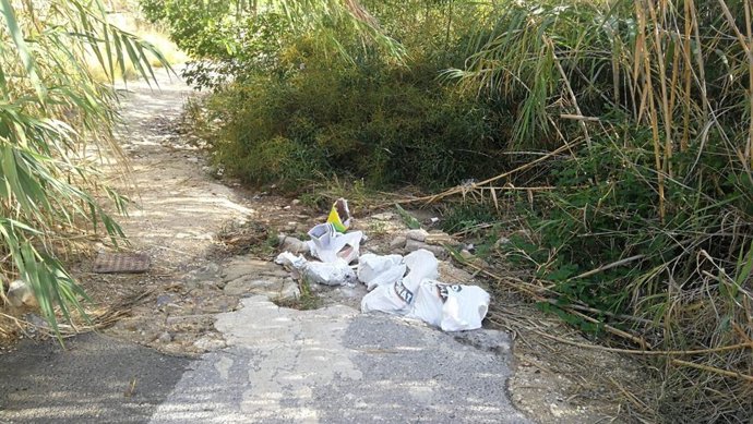 Multen a un home per abocar enderrocs en un paratge del Campello