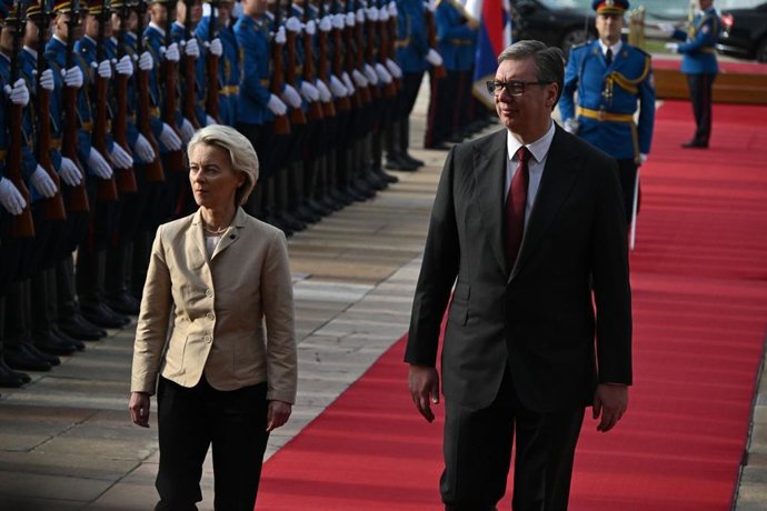 O presidente da Sérvia, Aleksandar Vucic, recebe a presidente da Comissão Europeia, Ursula von der Leyen