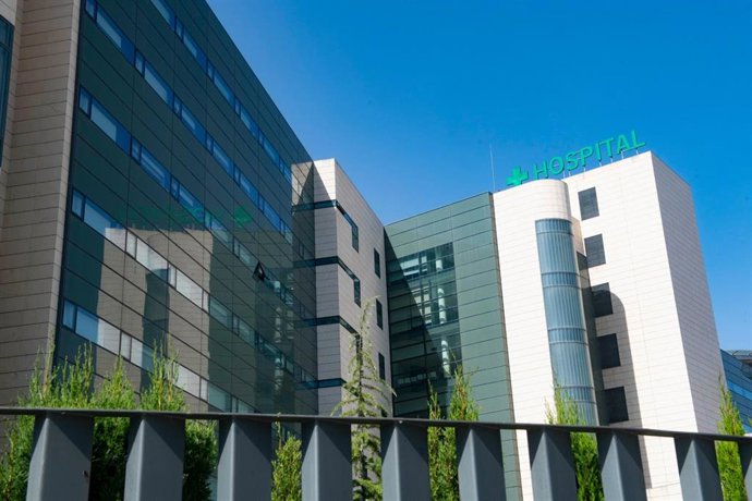 Archivo - Fachada del Hospital Universitario Clínico San Cecilio de Granada, en imagen de archivo