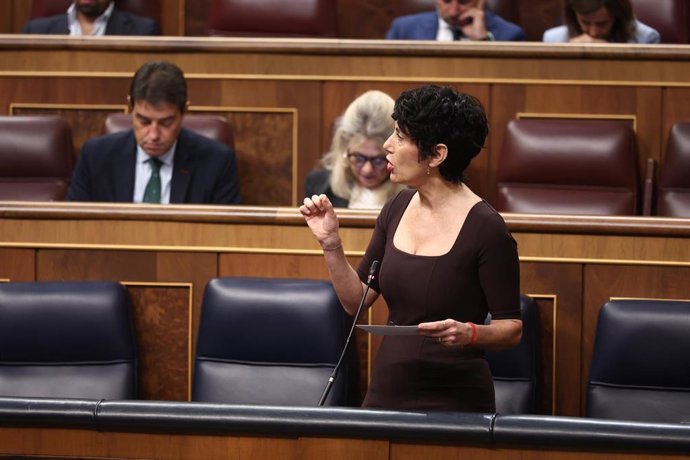 La ministra de Inclusión, Seguridad Social y Migraciones, Elma Saiz, interviene durante una sesión de control al Gobierno en el Congreso de los Diputados, a 17 de septiembre de 2025, en Madrid (España). El presidente del Gobierno, Pedro Sánchez, responde 