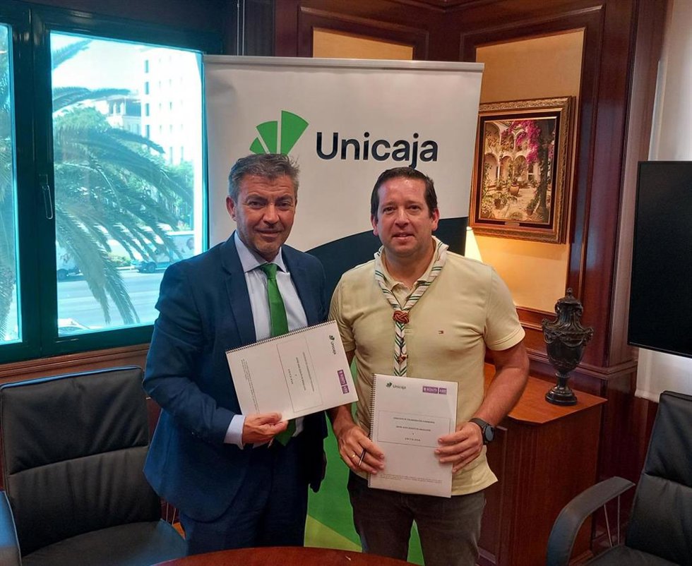 Acuerdo de colaboración firmado por parte de Unicaja por el director territorial de Málaga, Francisco José Reguera, y por parte de ASDE Scouts de Andalucía, por su presidente, Joaquín Muñoz.