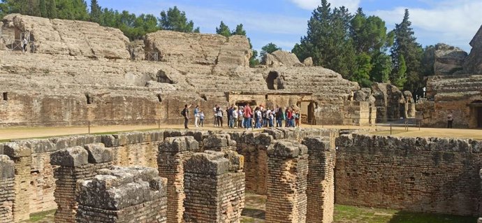 Archivo - Visitantes en el anfiteatro romano de Itálica