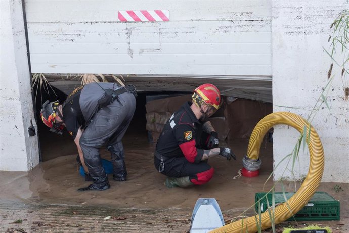 Militares de la UME desatascan un garaje tras las lluvias, a 1 de octubre de 2025, en Ibiza