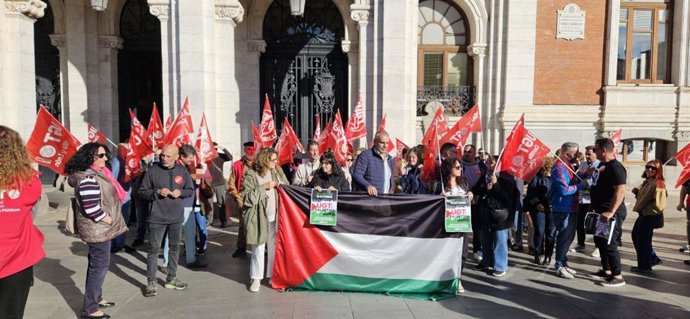 Más de un centenar de personas se concentra en Valladolid para pedir un alto el fuego "permanente y duradero" en Gaza tras la firma del acuerdo de paz