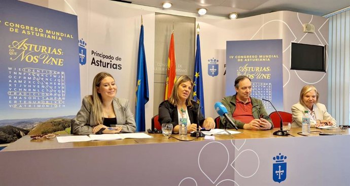 La directora general de Emigración y Políticas de Retorno, Olaya Romano; la vicepresidenta del Principado, Gimena Llamedo; el alcalde de Villaviciosa, Alejandro Vega, y la presidenta del Consejo de Comunidades Asturianas, María Antonia Fernández.