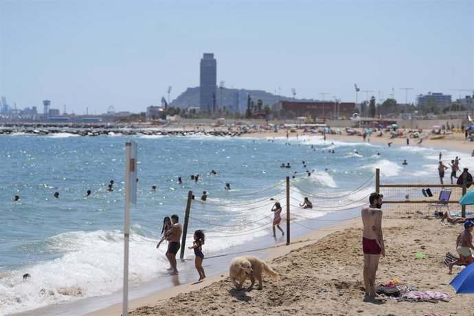 Archivo - Varias personas en la playa de Llevant, a 21 de julio de 2025, en Barcelona, Catalunya (España). 