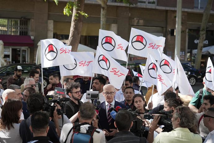 El presidente ejecutivo de Unauto VTC, José Manuel Berzal, atiende a los medios de comunicación durante una concentración convocada por el Sindicato Libre de Transporte (STL) y Unauto VTC.