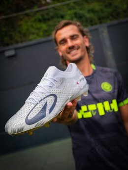 Antoine Griezmann con su botas Kipsta de Decathlon de edición limitada y exclusiva por sus 200 goles con el Atlético de Madrid