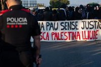 Los Mossos cargan contra los manifestantes concentrados por Palestina en la Ronda Litoral, ya reabierta