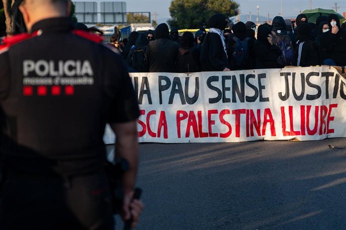 Un grupo de manifestantes corta la circulación en la Ronda Litoral y bloqueo de acceso al Parc Logístic de la Zona Franca y Mercabarna con motivo de la huelga general por Palestina.