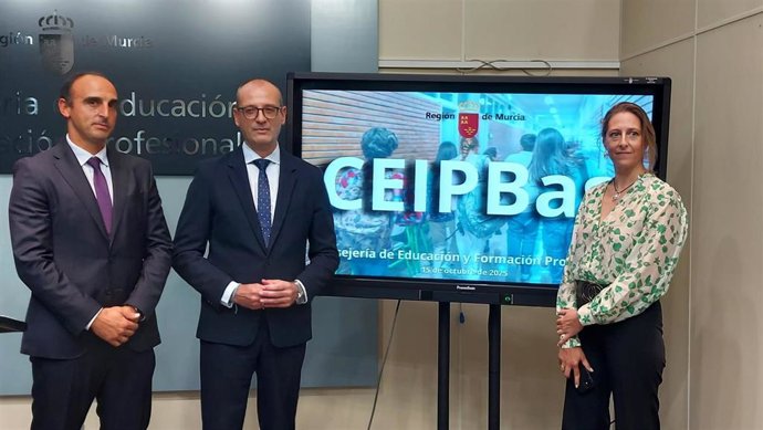 El consejero de Educación y Formación Profesional, Víctor Marín, presenta el procedimiento para que los colegios públicos de Infantil y Primaria puedan solicitar impartir primero y segundo de la ESO el próximo curso