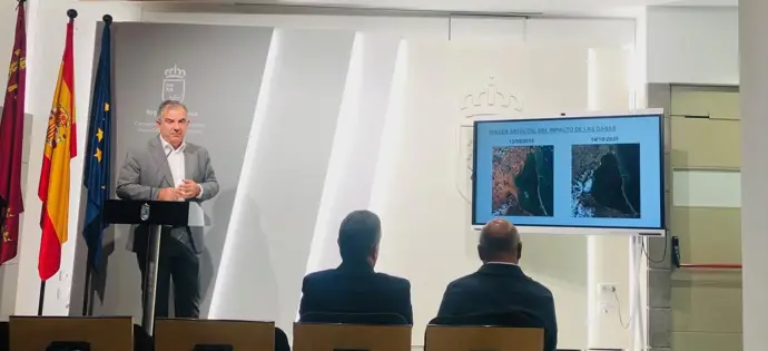 Juan María Vázquez mostrando imágenes del Mar Menor