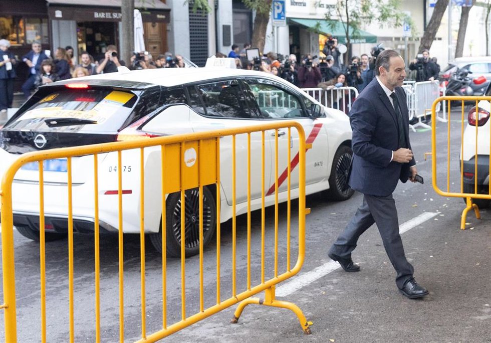 El exministro de transporte José Luis Ábalos llega al Tribunal Supremo para declarar como investigado