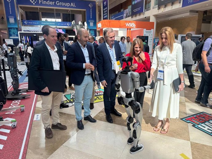 La consejera de Empresa, Empleo y Economía Social, Marisa López Aragón, junto con representantes de empresas de la Región