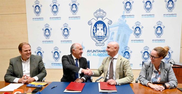 El alcalde de Algeciras (Cádiz), José Ignacio Landaluce, y el responsable de la Fundación Moeve en Andalucía, Jesús Velasco, en la firma de un convenio de colaboración para mejorar el humedal de la Huerta de las Pilas.