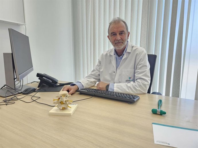 Archivo -  Víctor Urbano, jefe de la Unidad de Columna del Hospital Quirónsalud Málaga