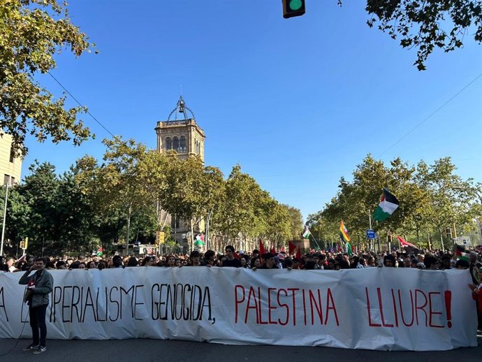 Unes 500 persones tallant la Gran Via de Barcelona 