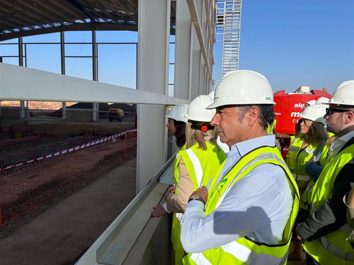 El presidente del PP de Sevilla, Ricardo Sánchez, en la visita a las obras de los talleres y cocheras del tranvía de Alcalá.