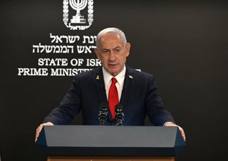 Archivo - El primer ministro de Israel, Benjamin Netanyahu, durante una rueda de prensa en su oficina en Jerusalén (archivo)