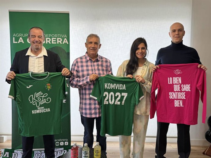 De izda a dcha: Benigno Peinado, vicepresidente de la AD La Cabrera; Bienvenido Loeches “Pirri”, presidente de la AD La Cabrera; Beatriz Magro, CEO y cofundadora de Komvida y Fernando García, responsable de Comunicación y Marketing