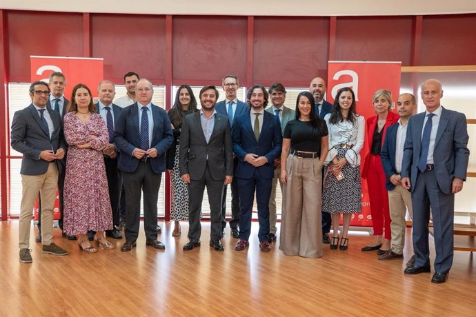 Foto de familia del jurado de los premios AJE Andalucía 25.