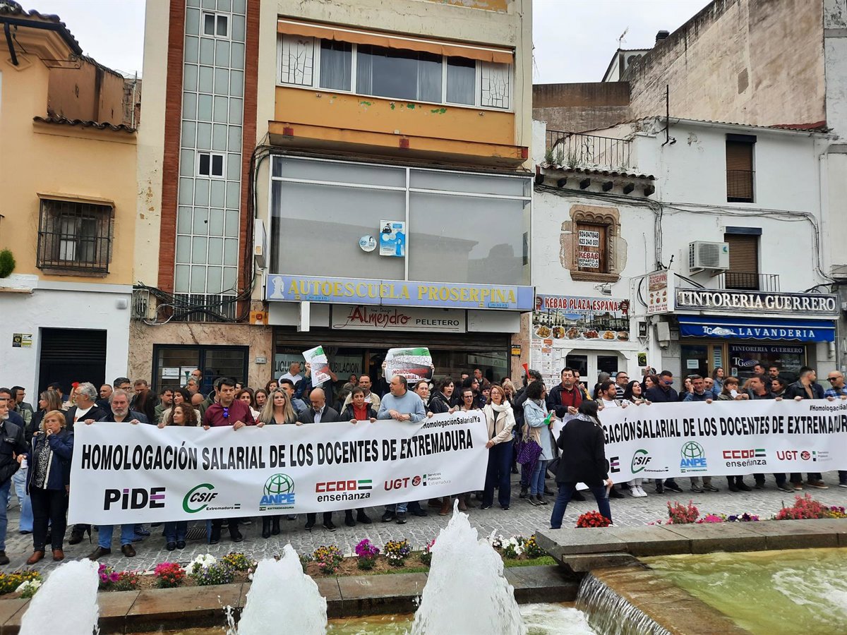 La Junta reafirma que la subida salarial de 1.120 euros al año que ofrece a los docentes los sitúa  en la media nacional