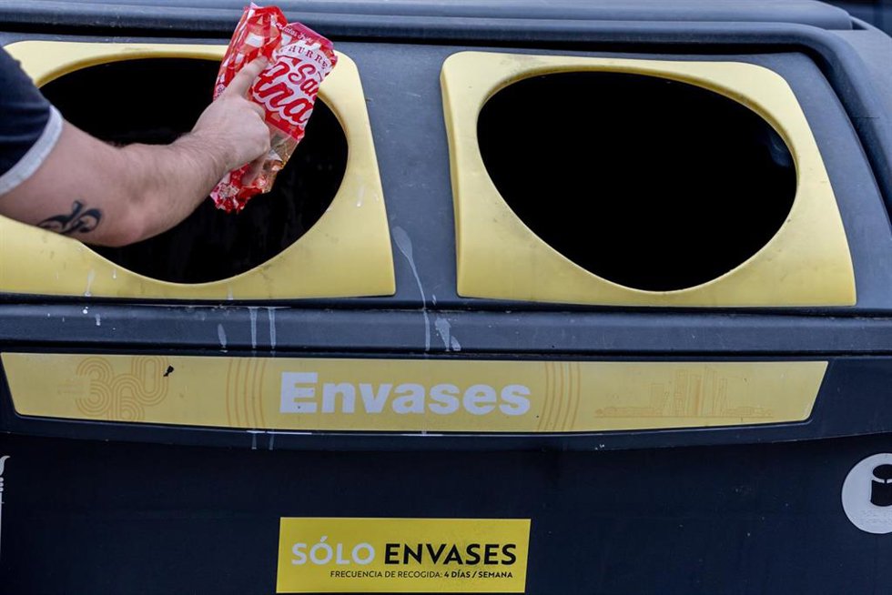 Archivo - Contenedor de basura de envases, a 10 de septiembre de 2025, en Madrid (España).
