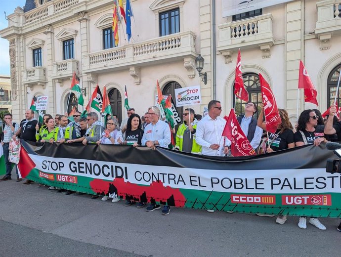 Concentración de UGT y CCOO en el Edificio del Reloj de València contra el genocidio palestino