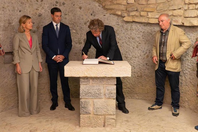Mendoza, Pradales, Ezeizabarrena y Olano firman el Libro de Honor de las Juntas de Gipuzkoa.