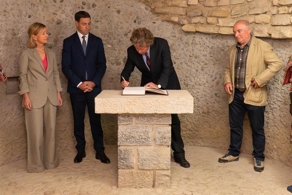 Mendoza, Pradales, Ezeizabarrena y Olano firman el Libro de Honor de las Juntas de Gipuzkoa.