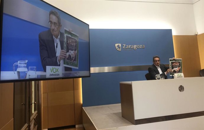 El portavoz del grupo municipal de Vox en el Ayuntamiento de Zaragoza, Julio Calvo, con el cartel en contra de Israel