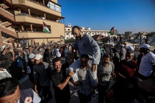 October 13, 2025, Khan Yunis, Gaza Strip, Palestinian Territory: Palestinians released by Israel under the first phase of the ceasefire agreement arrive at Nasser Hospital in Khan Yunis, Gaza, for medical check-ups and scheduled events on October 13, 2025