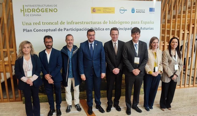 Presentación del plan conecptual de participación pública en Asturias, con el presidente del Principado, Adrián Barbón, el consejero delegado de Enagás, Arturo Gonzalo, y el subsecretario para la transición ecológica, Miguel González Suela.