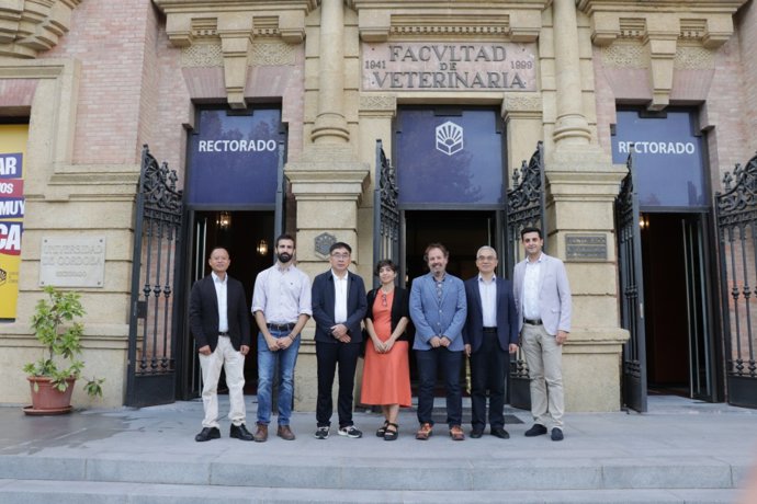 Imagen de la delegación china, junto a autoridades y personal investigador de la UCO, durante la visita institucional al Rectorado.