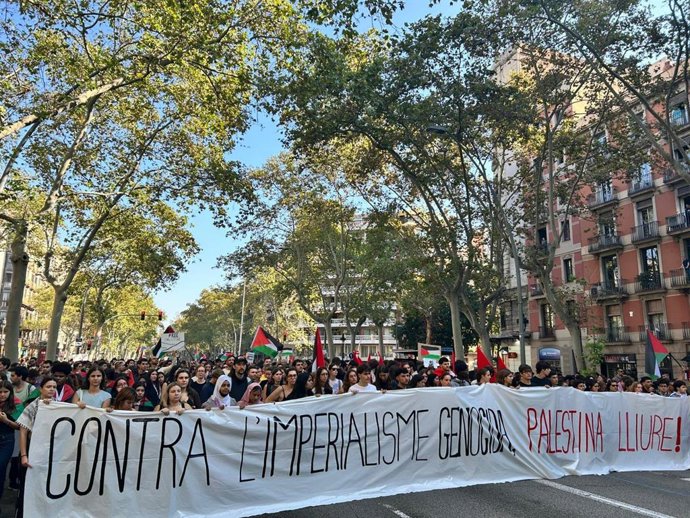 Unas 2.000 personas participan en la manifestación estudiantil en Barcelona por Palestina.