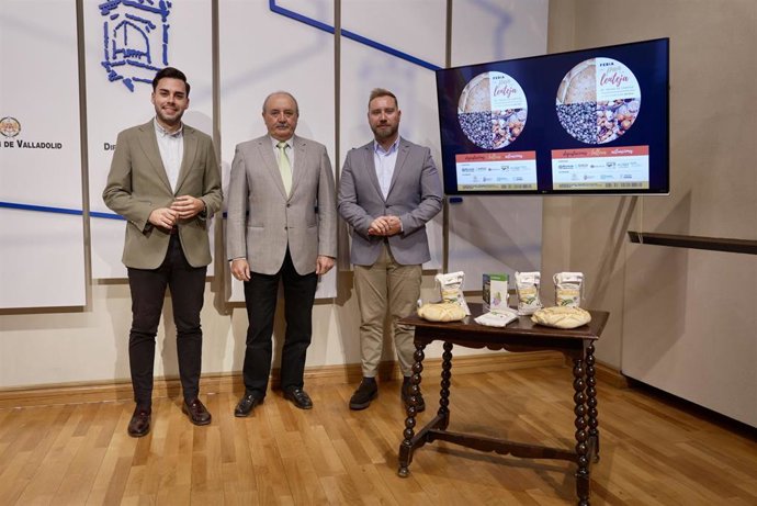 El diputado de Empleo, Desarrollo Económico y Reto Demográfico, Roberto Migallón, junto al alcalde de Mayorga y diputado provincial, David de la Viuda, y al presidente del Consejo Regulador de la IGP Lenteja Tierra de Campos, José Andrés García