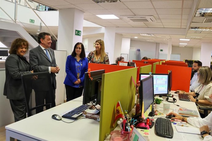El consejero de la Presidencia, Luis Miguel González Gago, durante su visita a las instalaciones del 012.
