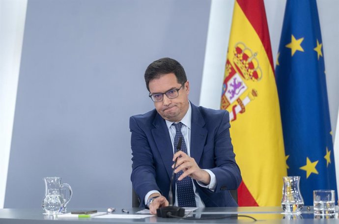 El ministro de Transformación Digital y Función Pública, Óscar López, durante una rueda de prensa tras la reunión del Consejo de Ministros, en el Palacio de la Moncloa, a 7 de octubre de 2025, en Madrid (España). El Consejo de Ministros ha aprobado un nue