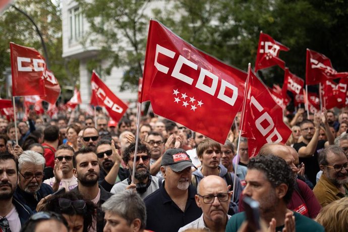 Archivo - Foto de archivo de decenas de personas durante una protesta por la reducción de la jornada laboral, frente a la CEOE. 