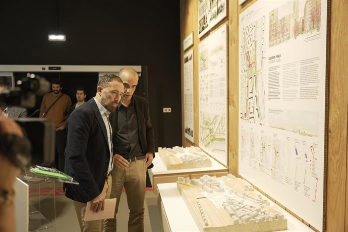 Denis Itxaso en la muestra.