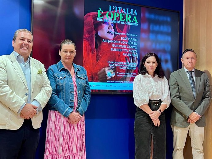 La diputada de Desarrollo Económico Sostenible, Esperanza González, junto a Carlos Rueda, productor de L'Italia é Opera y Diego Hermoso, Hermano Mayor de la cofradía de La Puente y La Paloma; y Gema Domínguez, de Fundación Unicaja.