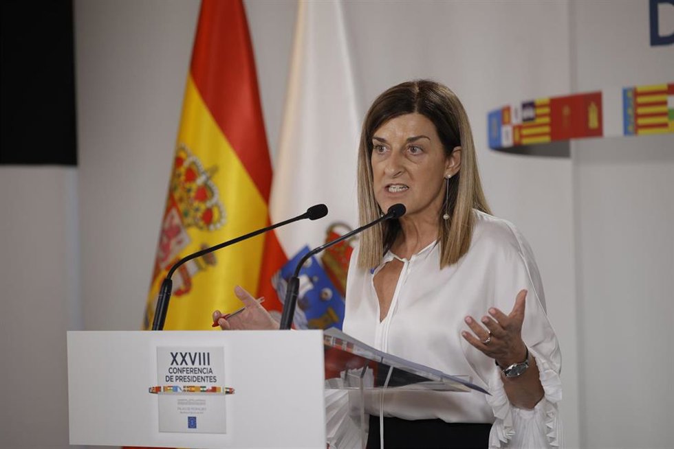Archivo - La presidenta del Gobierno de Cantabria, María José Sáenz de Buruaga
