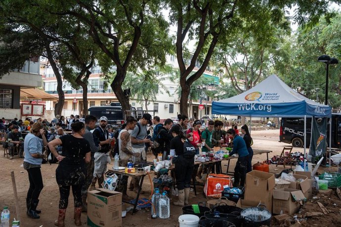 Archivo - Reparto de comida por parte de World Central Kitchen (WCK) en una de las zonas afectadas por la dana de Valencia. 