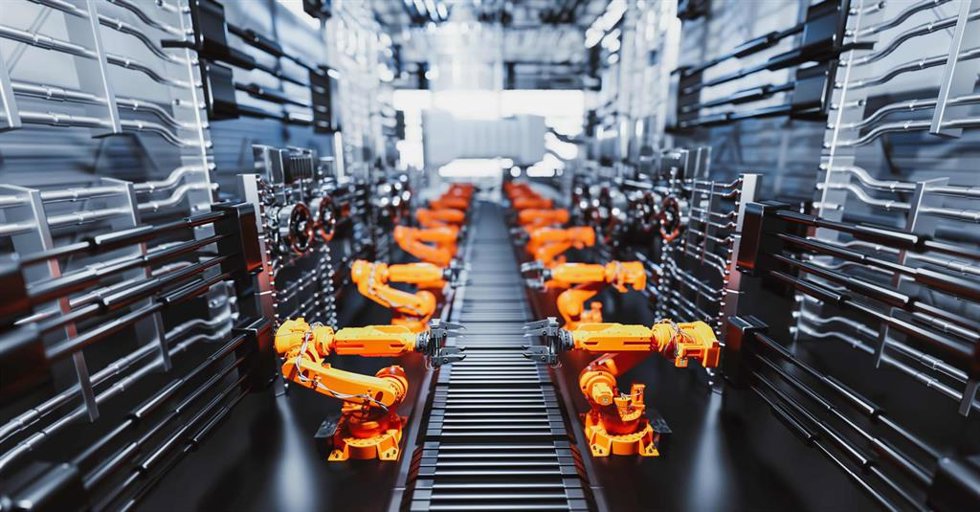 Brazos mecánicos en una fábrica de producción
