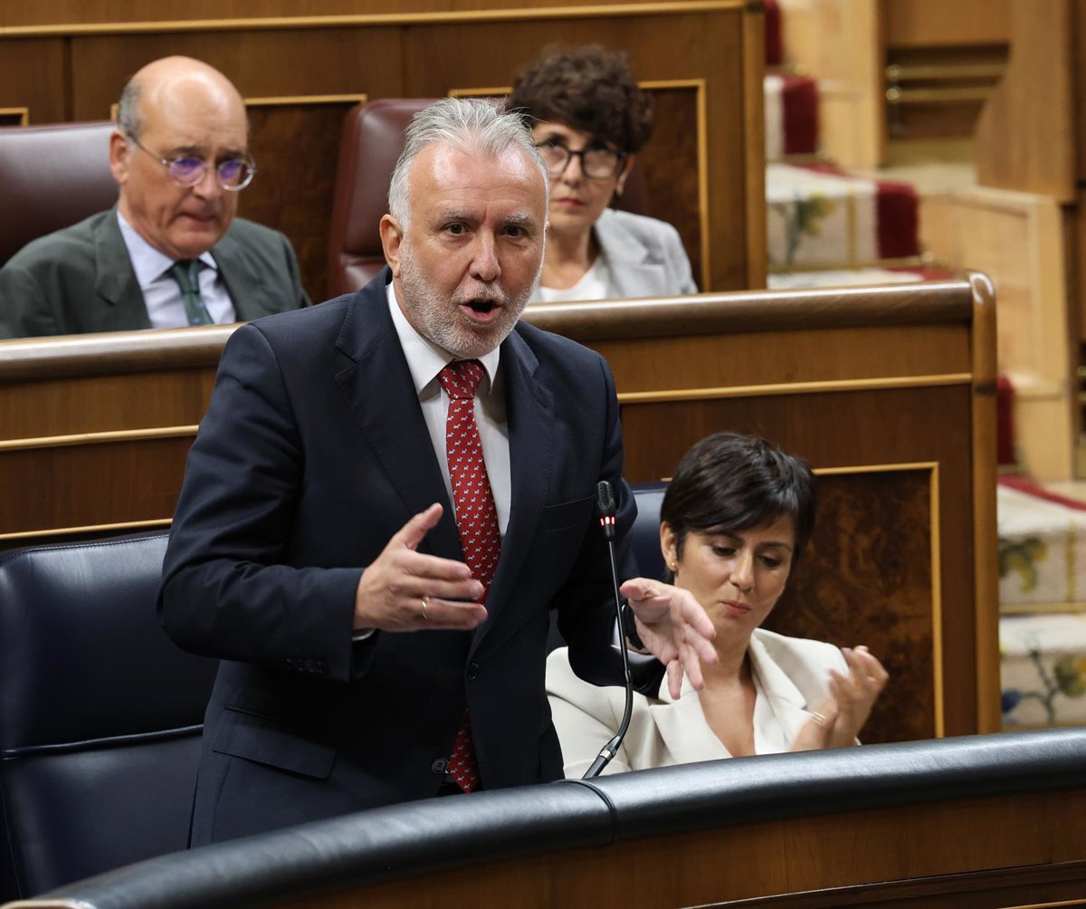 Torres defiende que es  justo  con las CC.AA tras afearle el PP el traslado  arbitrario  de migrantes