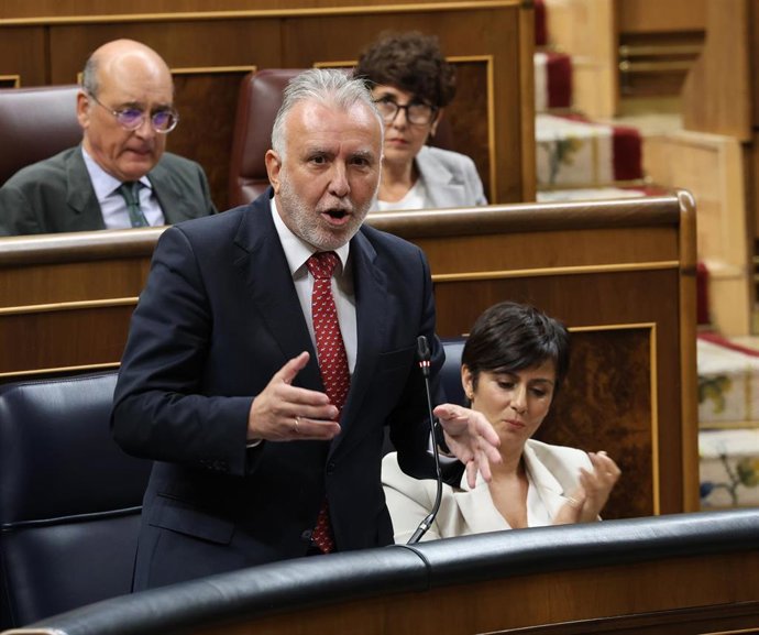 El ministro de Memoria Democrática, Víctor Ángel Torres, durante una sesión de control al Gobierno, en el Congreso, a 15 de octubre de 2025, en Madrid (España). Sumar, Bildu y el BNG secundan la convocatoria de paros y huelga convocada en apoyo a Gaza con