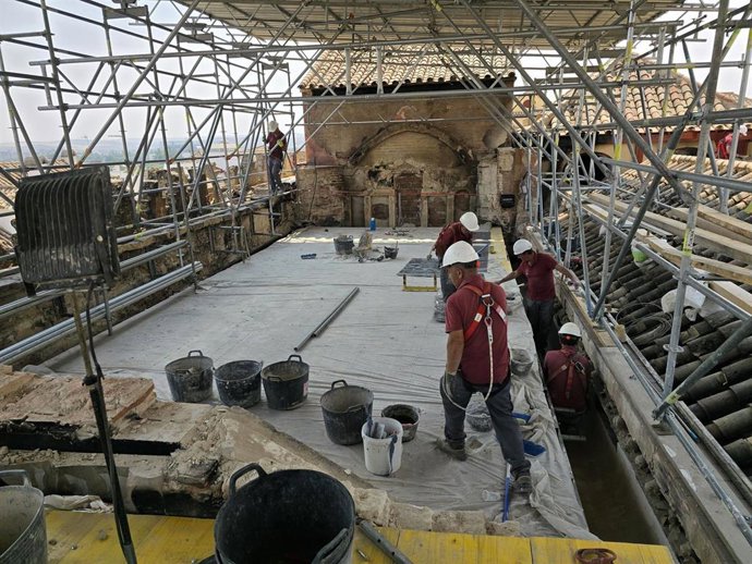 Archivo - Imagen de archivo de los trabajos de emergencia para la protección de las cubiertas de la Mezquita afectadas por el incendio, que ahora serán restauradas.