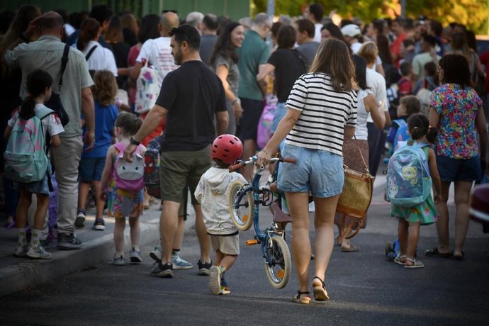 Archivo - Varios alumnos a la llegada al primer día de colegio en la Comunidad de Madrid, a 8 de septiembre de 2025, en Madrid (España).